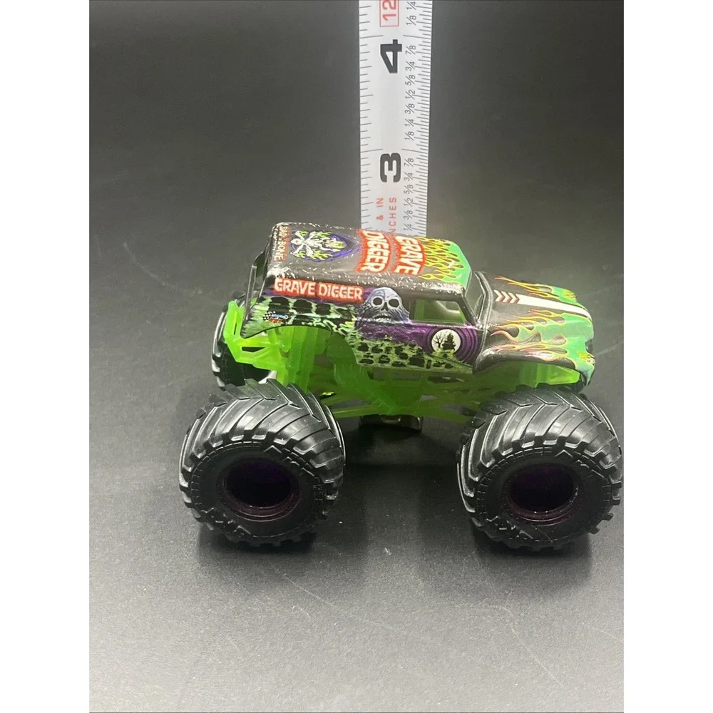 Monster Jam Grave Digger Diecast Top Monster Truck Bad To‎ The Bone 1:64 Scale